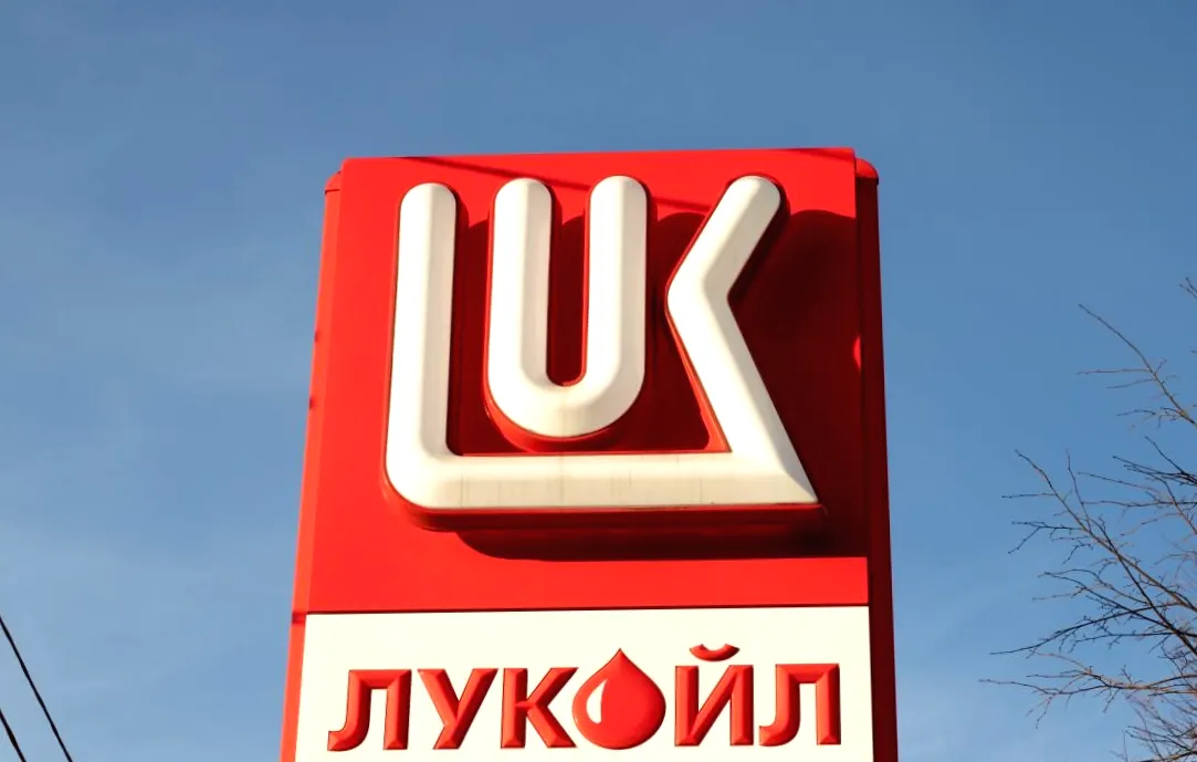 Лукойл втратив контроль над НПЗ у Нідерландах через санкції США: що приховує цей розвиток подій?