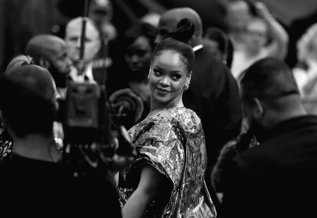 10 пострілів біля будинку Ріанни: що сталося в США?