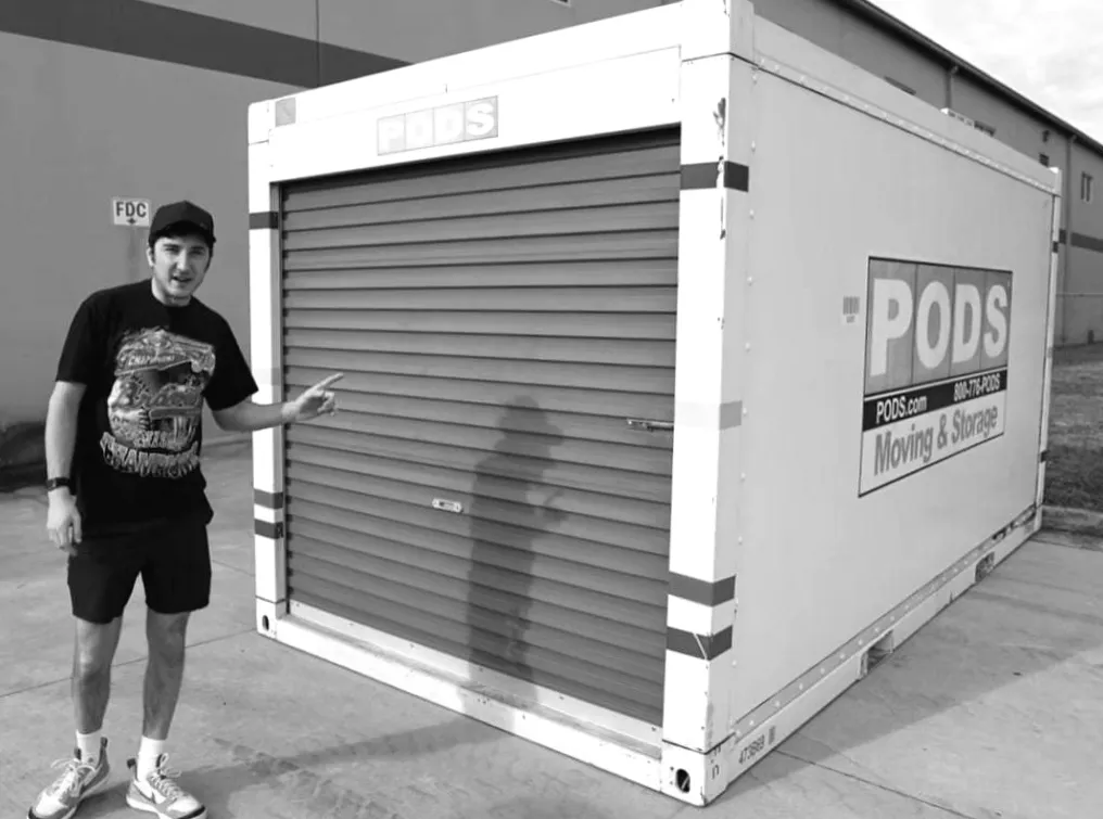 Чоловік наважився на таємничу покупку контейнера мультимільйонера — всередині його чекав несподіваний скарб