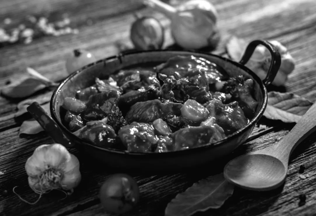 Як правильно м'якшити м'ясо для гуляшу або стейку перед готуванням, щоб воно тануло в роті