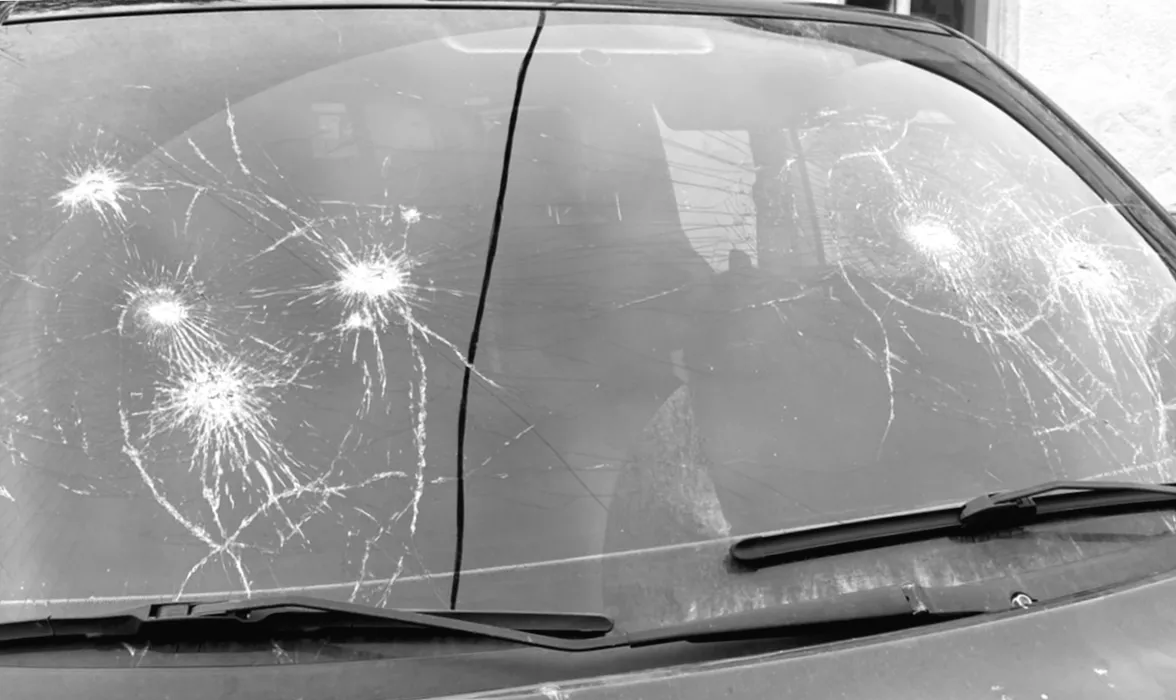 У Львові жінка відкрила вогонь по мікроавтобусу ТЦК: поліція розслідує інцидент