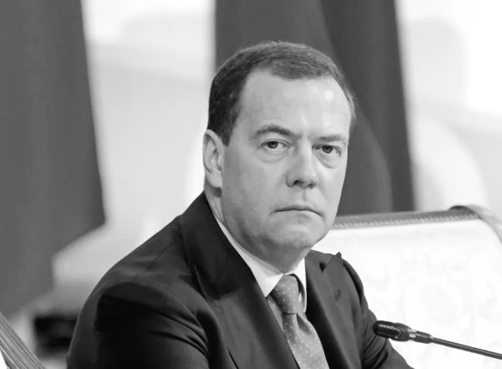 Медведєв вступає до Держдуми: Путін готується до конфлікту - ЗМІ