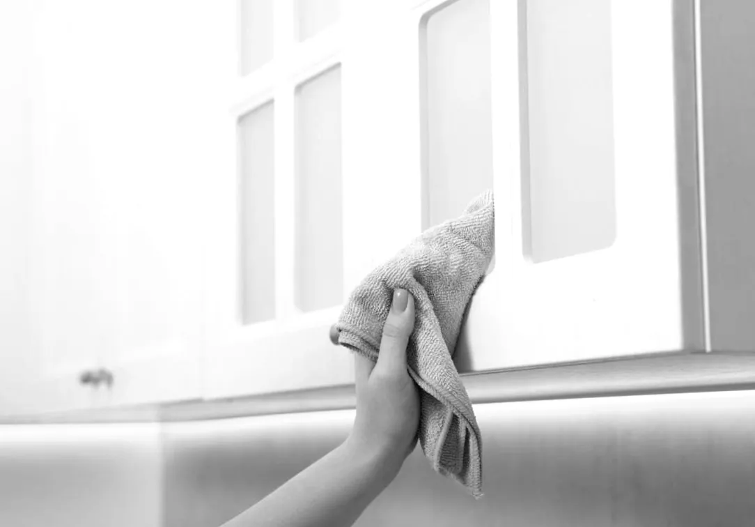 Трюки професіоналів для чистоти верхньої частини кухонних шаф