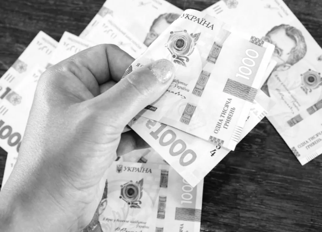 Українці все частіше утримують гроші під подушкою: обсяг готівки в обігу стрімко зростає