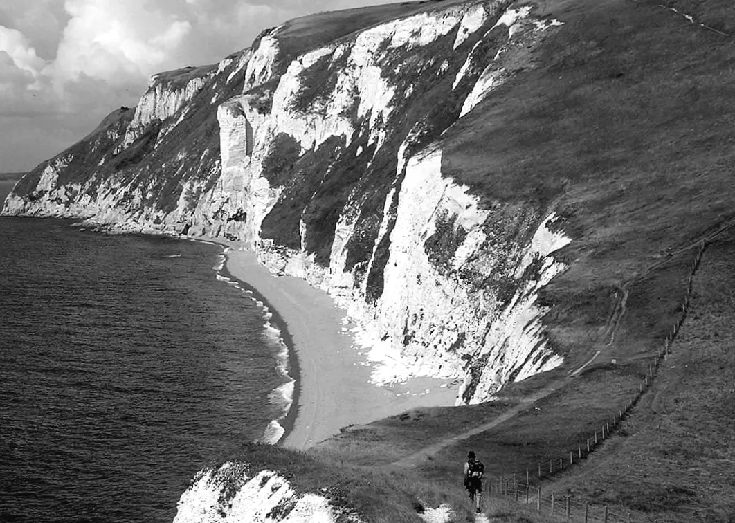 Незвична негода спричинила руйнування частини динозаврячого узбережжя в Англії