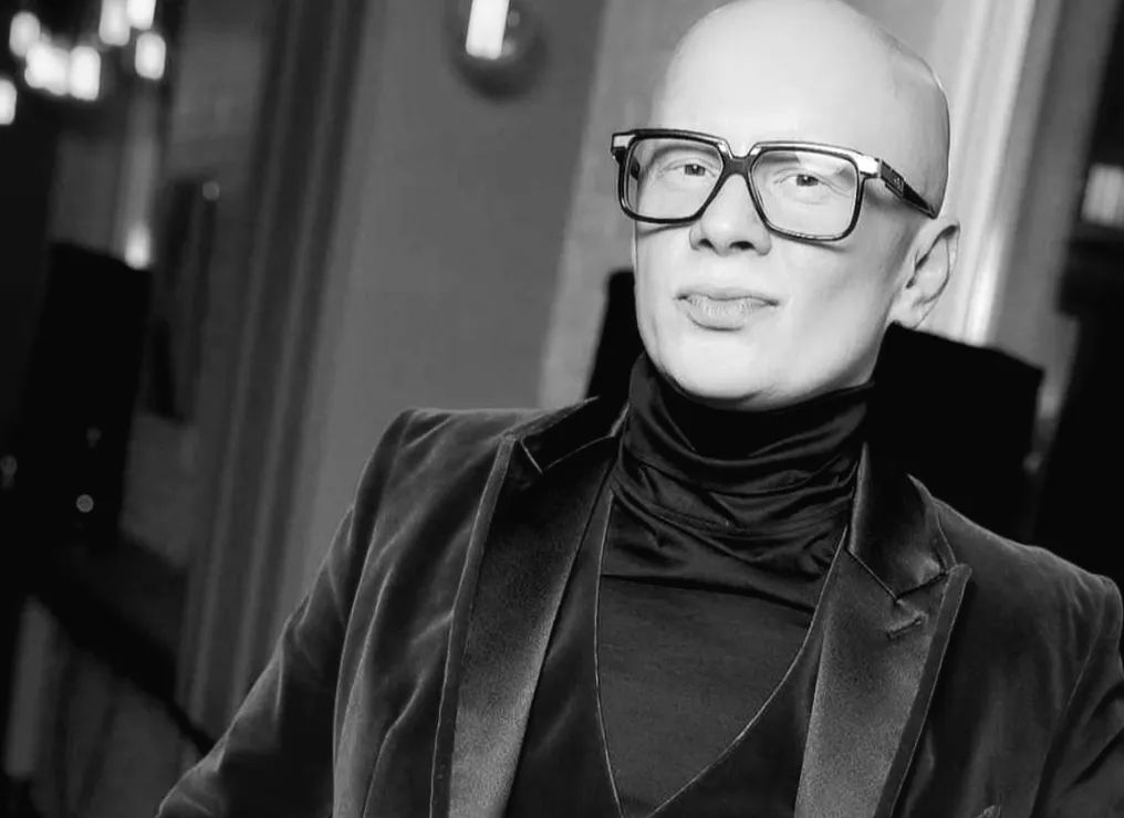 Шокуюче збіговисько: у домівку українського продюсера влучив ворожий дрон