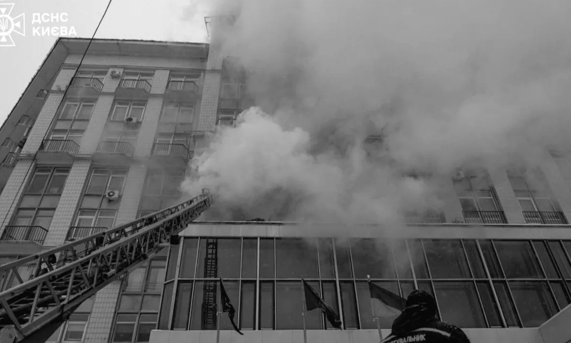 У Києві в центрі міста спалахнула пожежа в готелі: 57 осіб евакуйовано