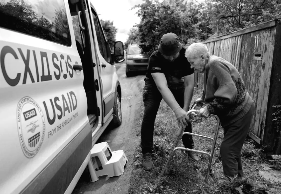 Іноземні волонтери отримали несподівані полегшення для перебування в Україні: що змінилося  