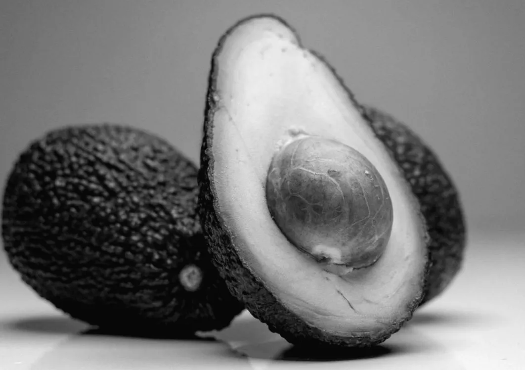 Тіктокер показав, як швидко видалити кісточку авокадо без зусиль