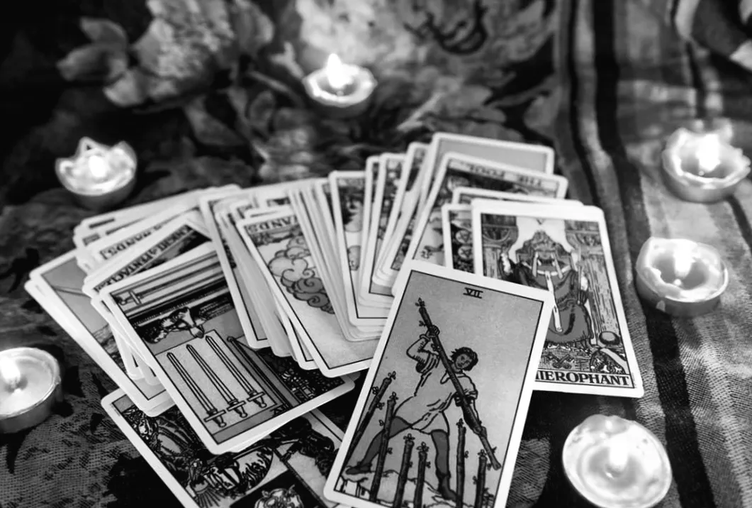 Таро на 27 січня: що приховують карти для Дів і Раків цього дня