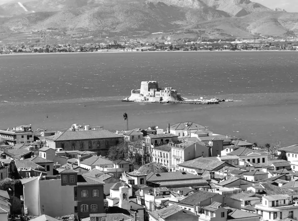 У Греції є місто з пляжем у формі півмісяця, яке стало колись столицею