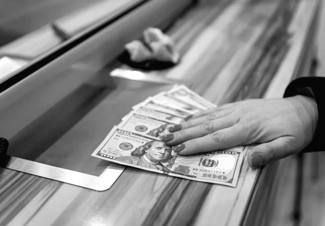 Угорщина заморозила майже $100 млн Ощадбанку: що це означає для гривні та валютного ринку України?