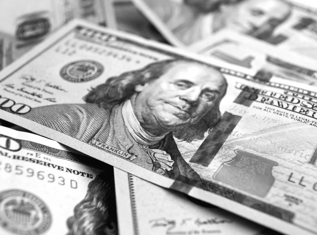 Долар росте на фоні падіння золота: що чекає на валютний ринок?