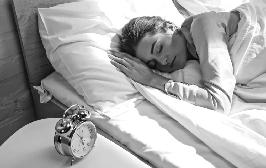 Скільки насправді повинна спати жінка: відповіла експертка