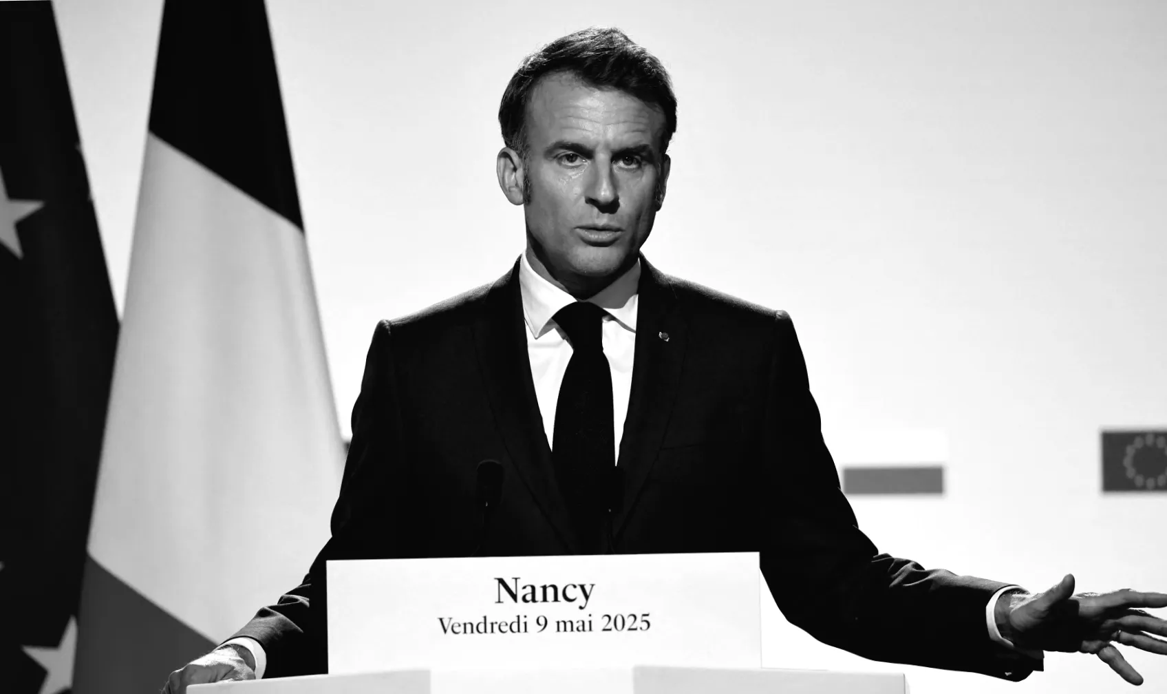 Макрон анонсував відправлення авіаносця Шарль де Голль у Середземне море