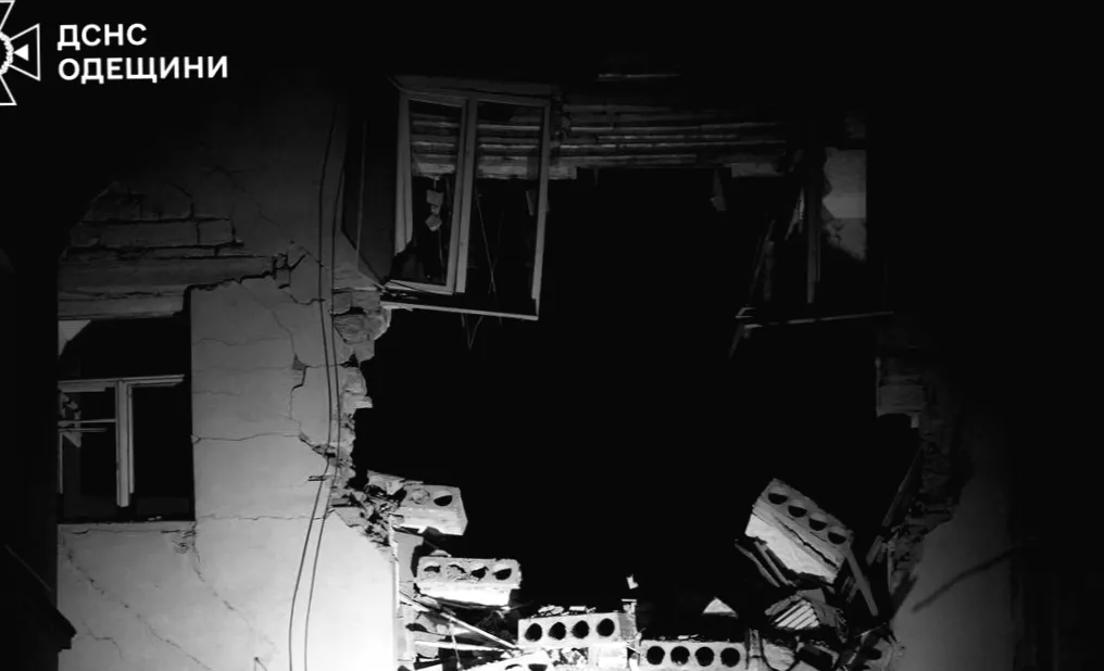 «Одеса під обстрілами: російська атака триває другу ніч поспіль»