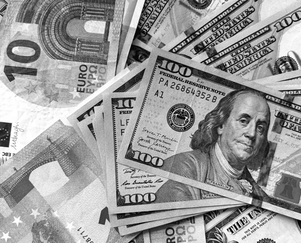 Долар втрачає позиції на фоні загострення конфлікту з Іраном.