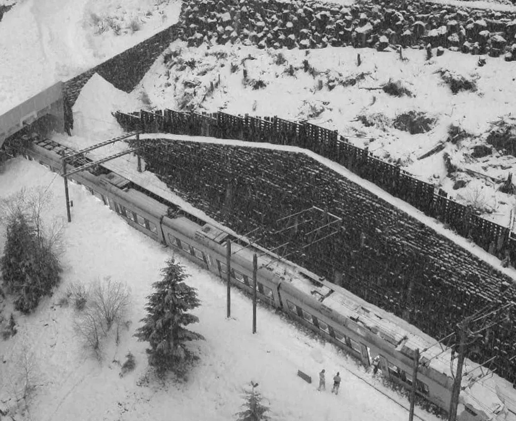 У Швейцарії потяг опинився поза рейками: причиною стала лавина