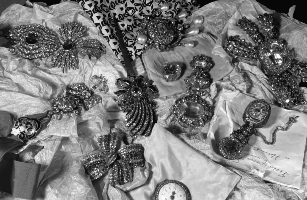 Таємниця століть: у банківському сховищі знайшли валізу з скарбами Габсбургів