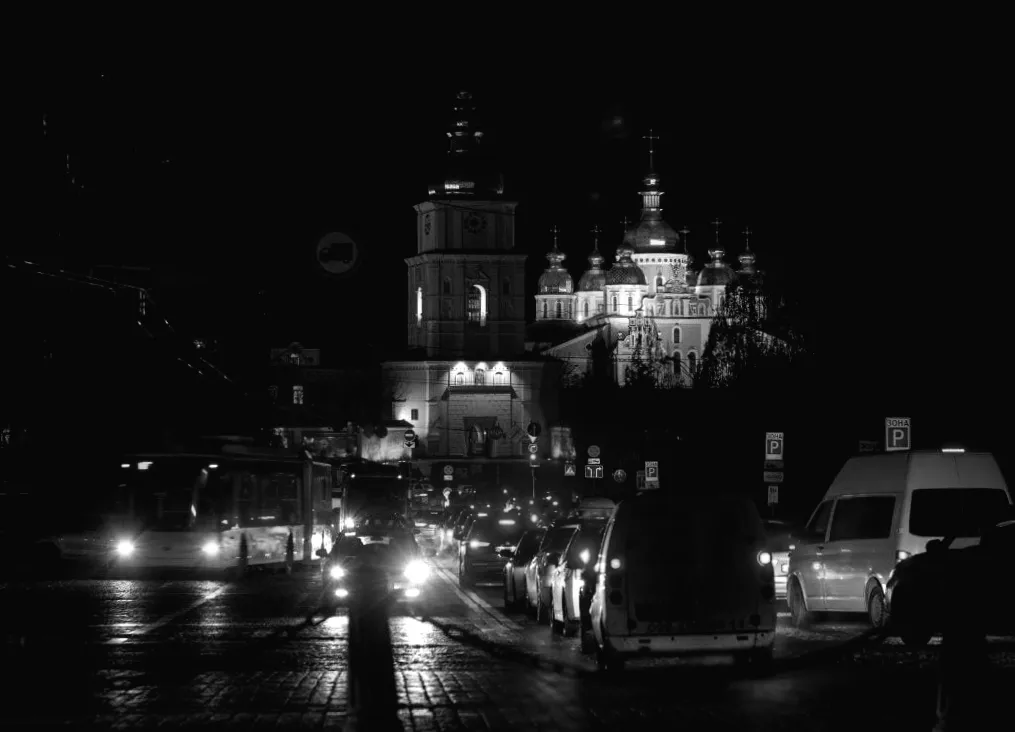 Коли світла не буде у пʼятницю: актуальні графіки відключень на 6 лютого