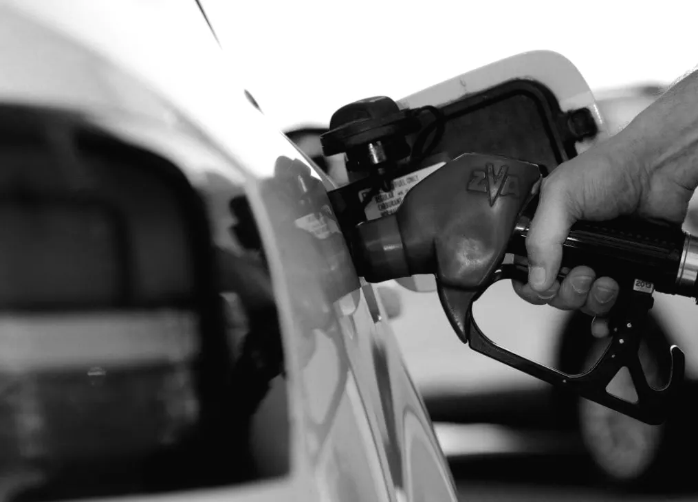 Світові уряди радять обмежити поїздки на авто через таємничу нафтову нестачу