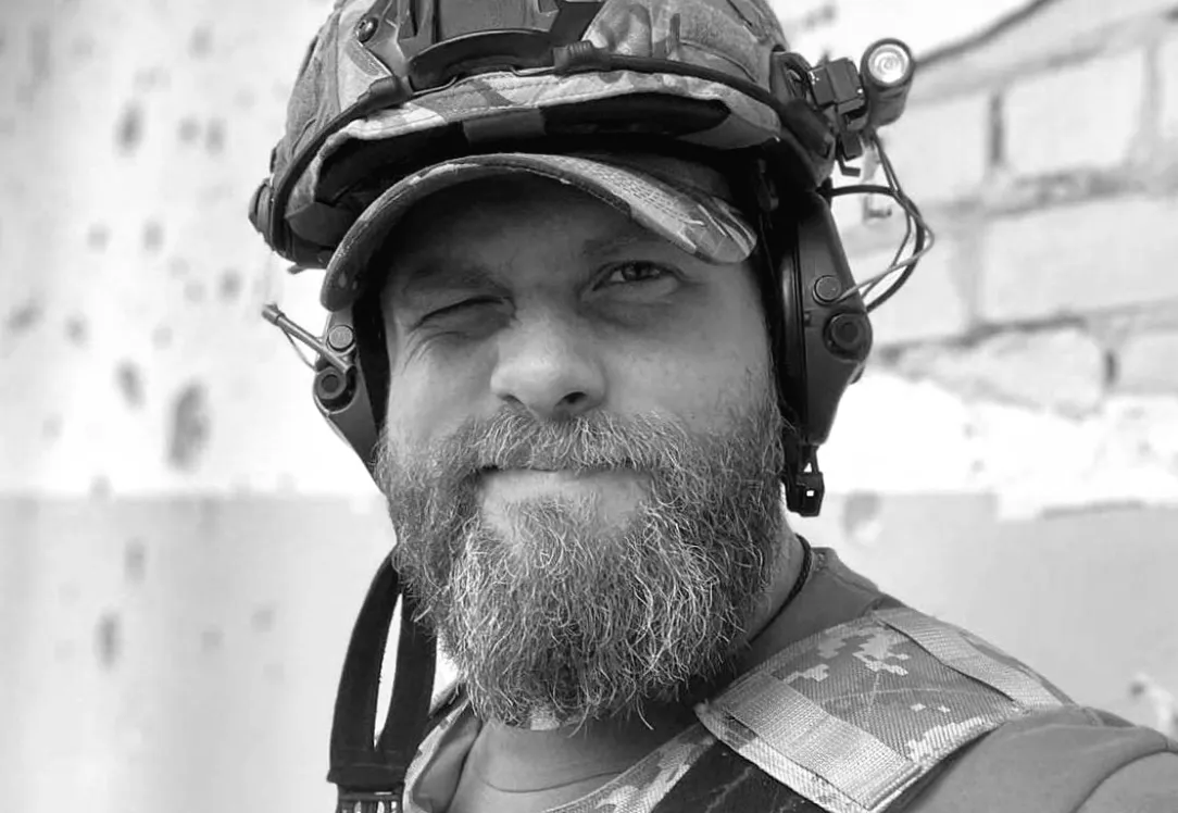 Відомий актор і боєць поділився ніжним кадром із чотиримісячним сином