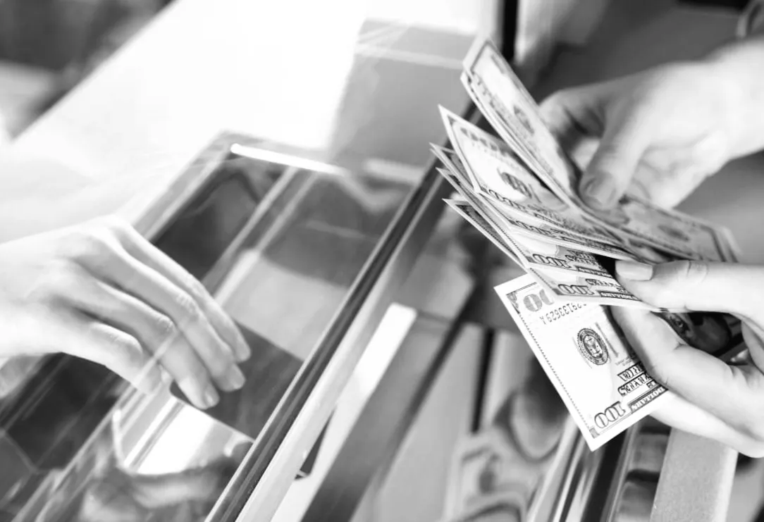 Українці кинулися до обмінників: експерт розкрив несподівані причини хвилі валютних покупок