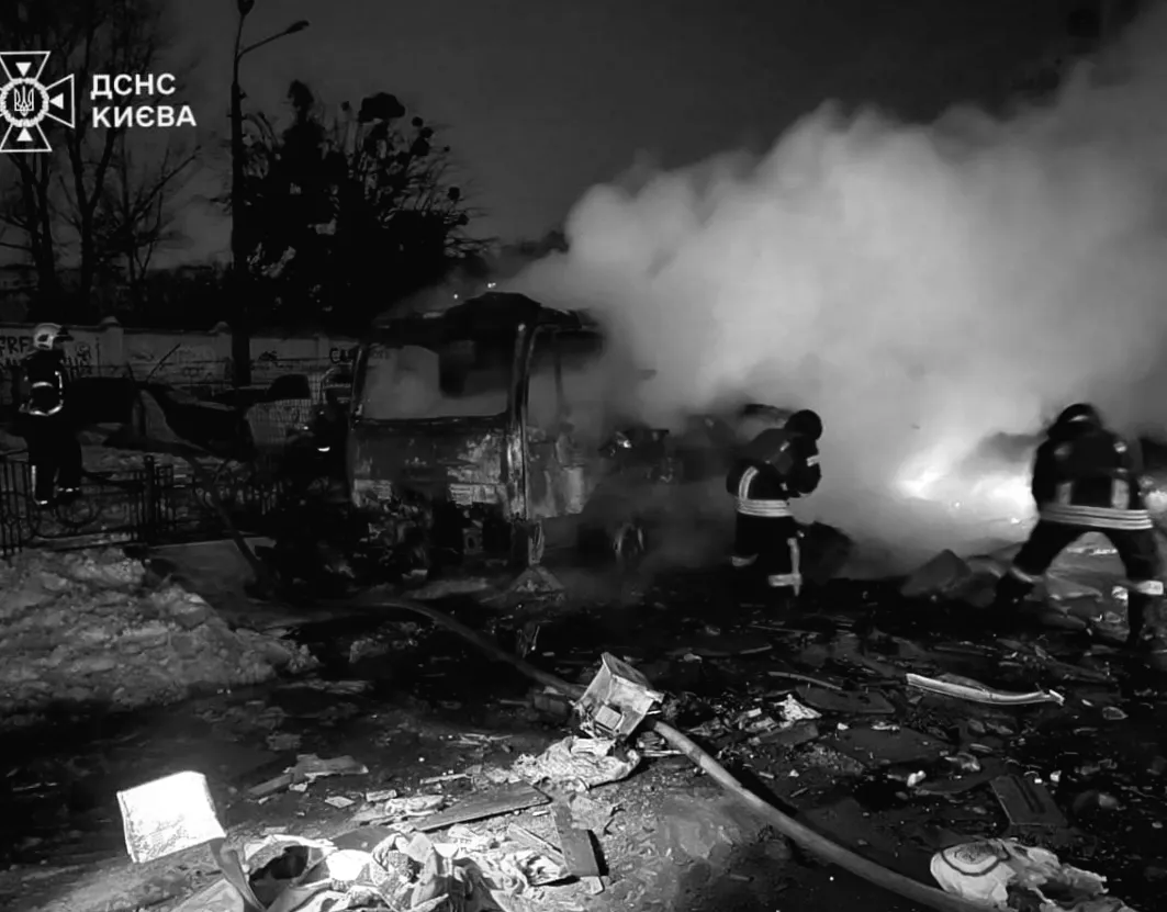 Ракетний обстріл Києва: постраждало двоє, руйнування в будинках і дитсадку (фото, відео)