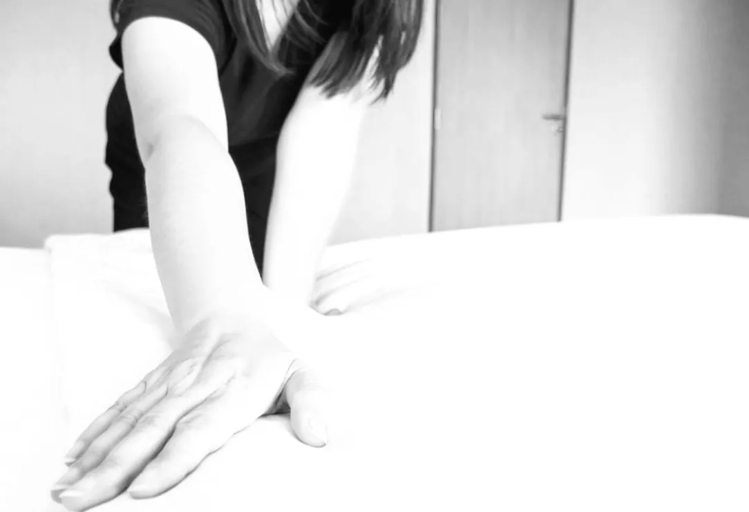 Лише 2–3 хвилини на тиждень — і ваш матрац оживе: несподіваний спосіб без води та хімії