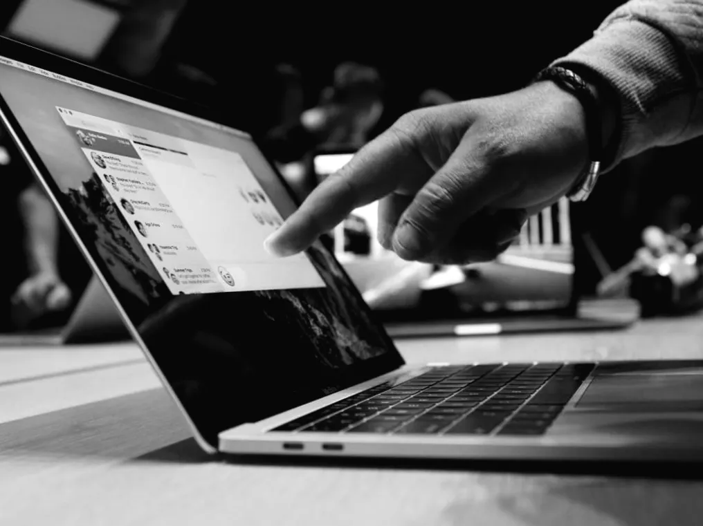 Apple анонсувала вихід перших ноутбуків із сенсорним екраном і без Touch Bar.