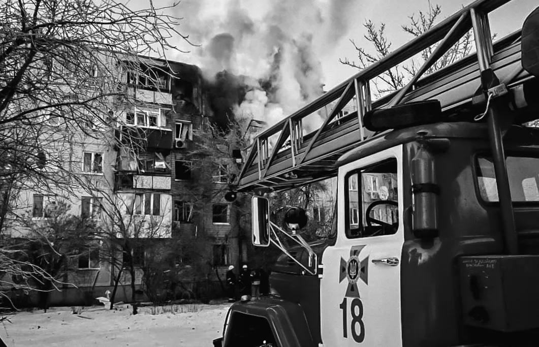 Російський дрон влучив у будинок у Харкові: три поверхи згоріли, є жертви та поранені