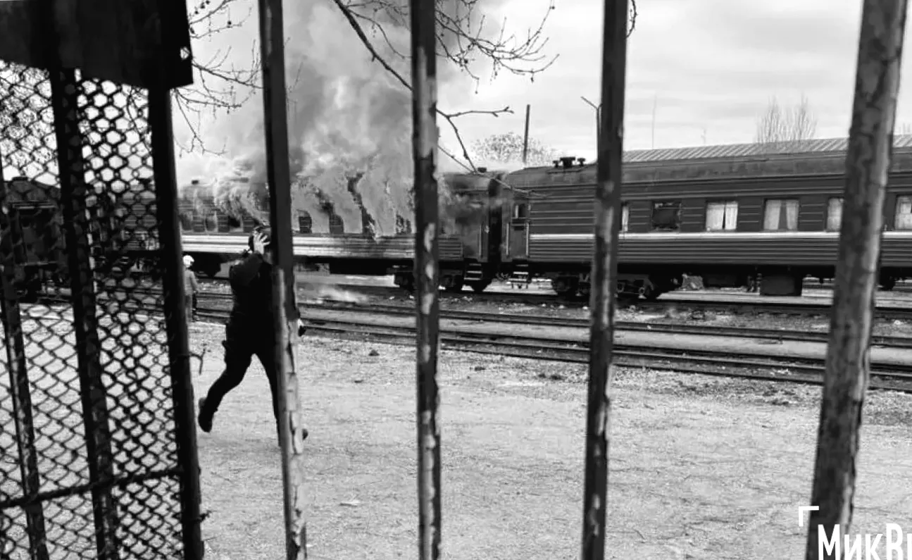 Миколаїв під обстрілом: палаючий потяг та перші поранені після удару по транспорті