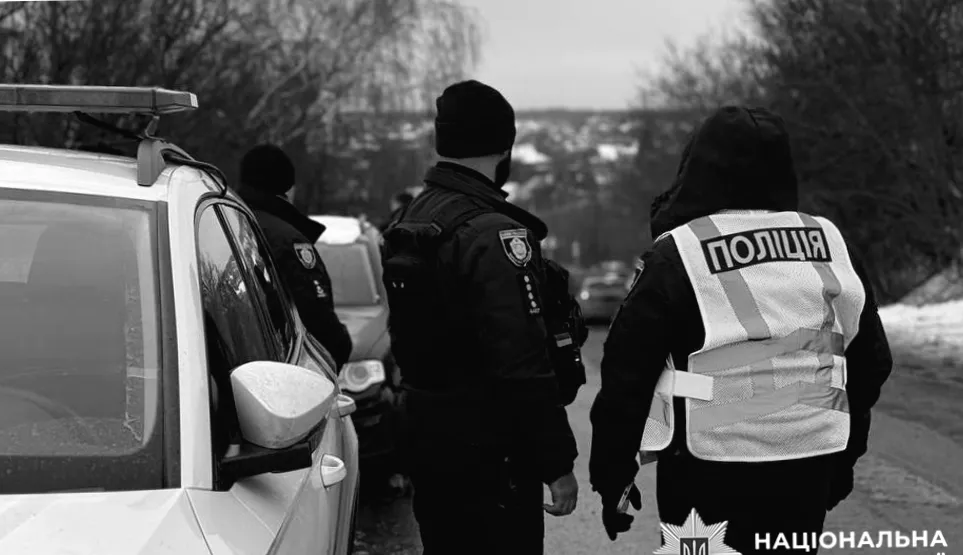 У Києві водій неправильно припаркованого авто спричинив серйозну травму евакуаторнику