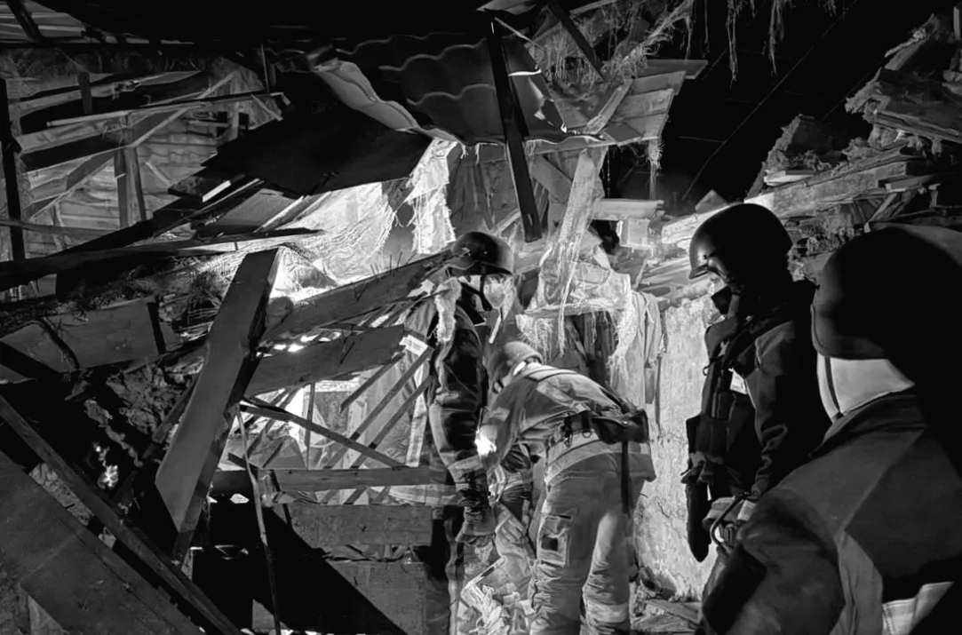 Російські авіабомби обрушилися на Ізюм: подружжя загинуло, місто охоплене руїнами