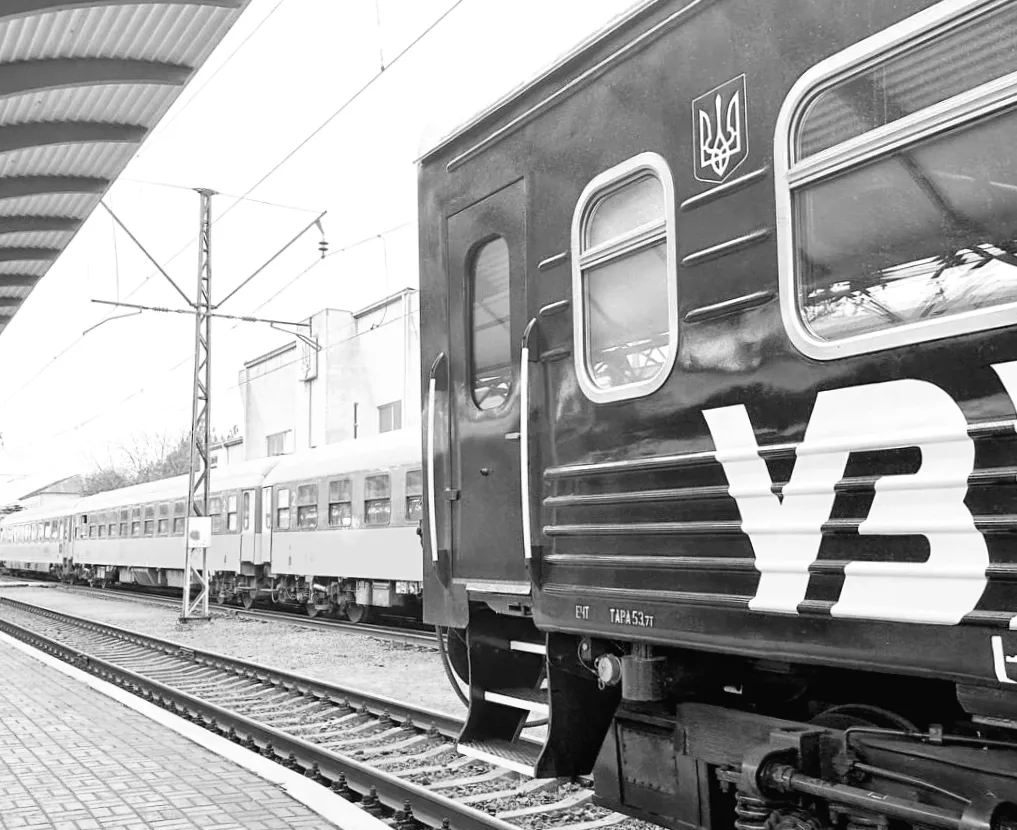 Таємничий удар: у поїзд Київ–Суми потрапив невідомий безпілотник — ЗМІ