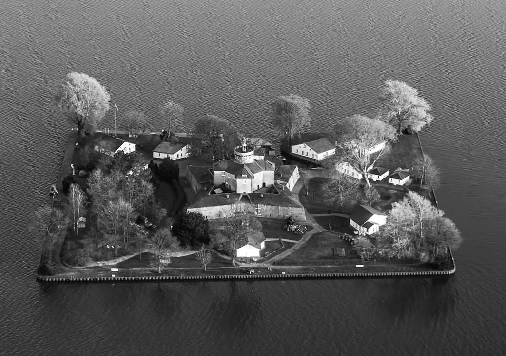 Таємниця фортеці на озері: історія найменшого населеного острова Німеччини