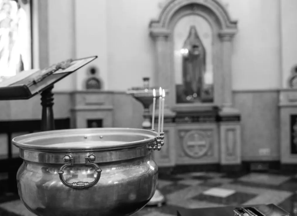 Як правильно набирати свячену воду і як її використовувати: пояснення від священика.