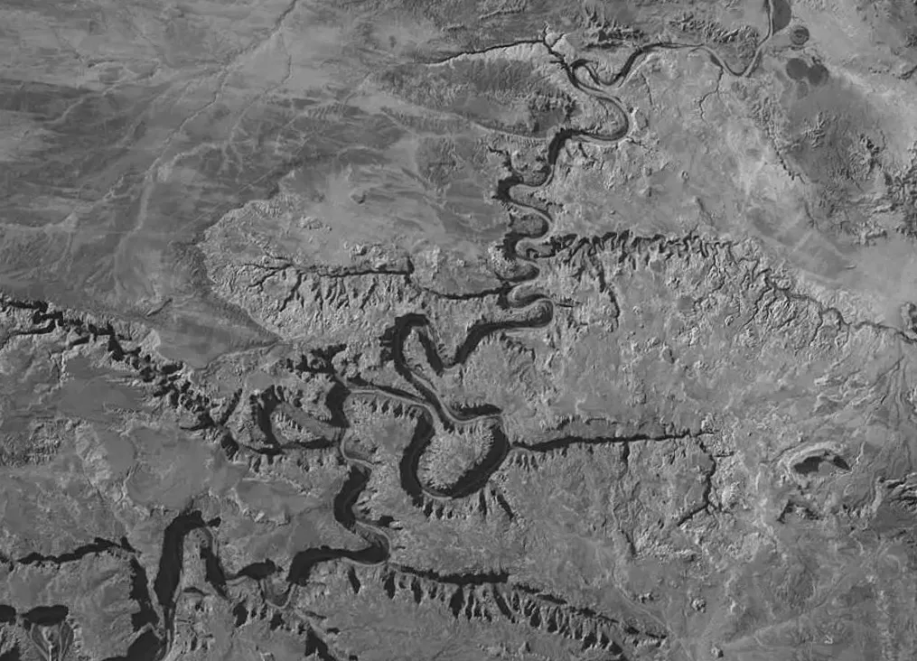 Неймовірна річка, що піднімається вгору через гори: природа, що дивує