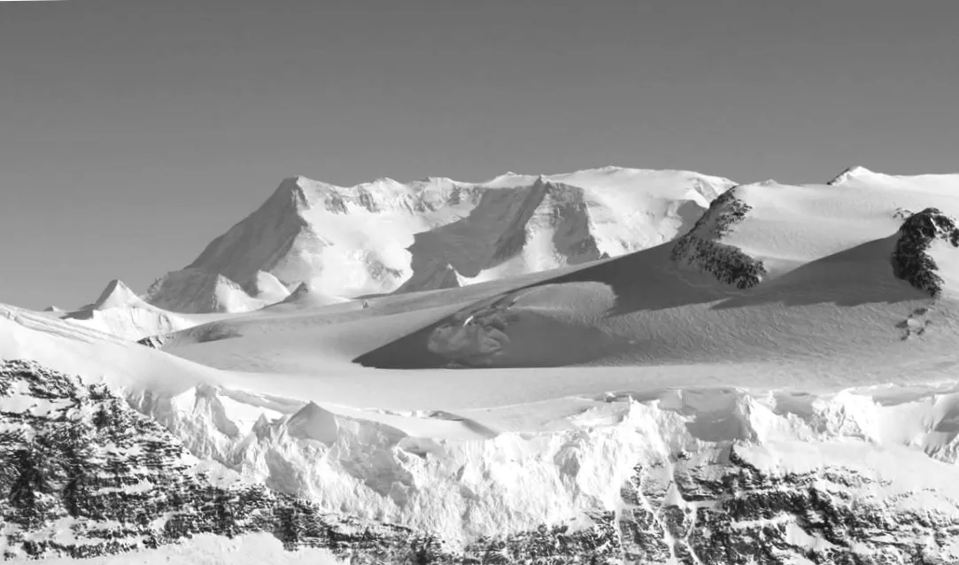 Дослідження рельєфу під льодовим щитом Антарктиди: виявлені нові відомості
