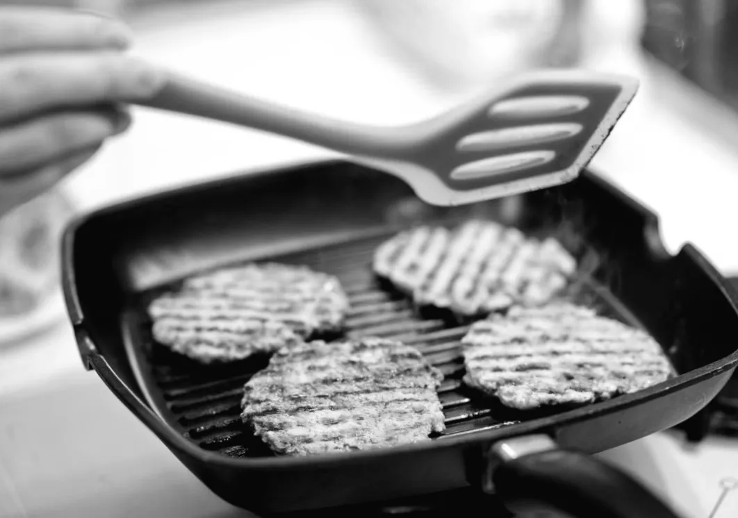 Секрет миттєвого розморожування м’яса: несподіване місце, яке прискорює процес