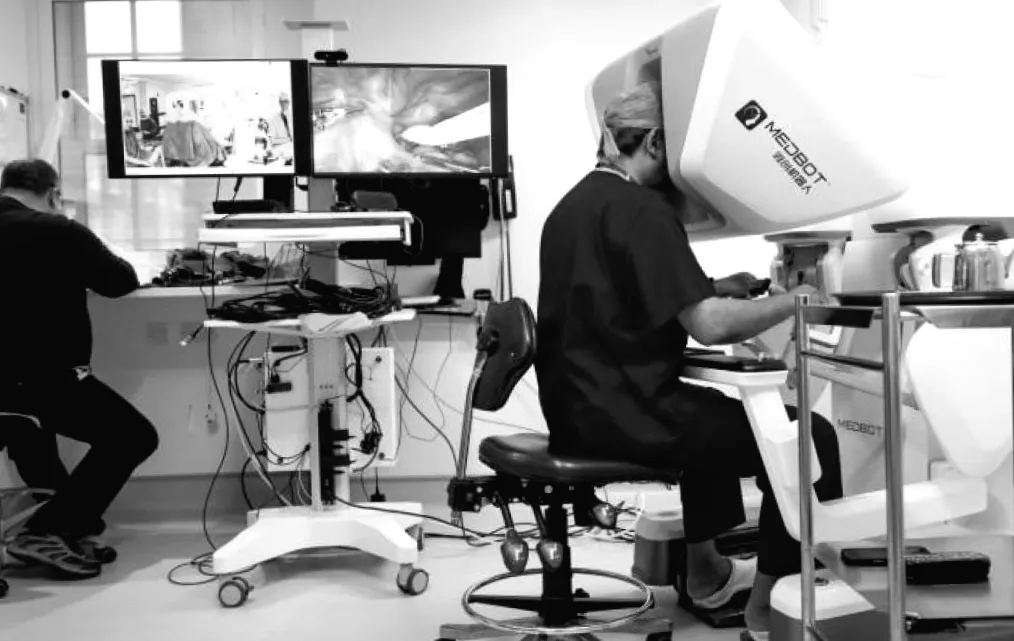 Лондонський хірург провів унікальну операцію на відстані понад 2000 км за допомогою робота