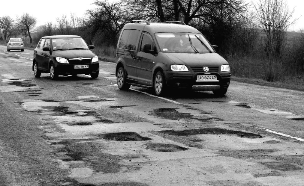 Ями, які лякають водіїв: що насправді гальмує ремонт доріг в Україні