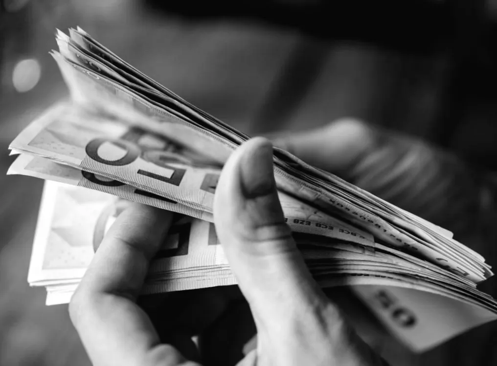 Євро стрімко слабшає: як конфлікт на Близькому Сході впливає на валюту, - Reuters