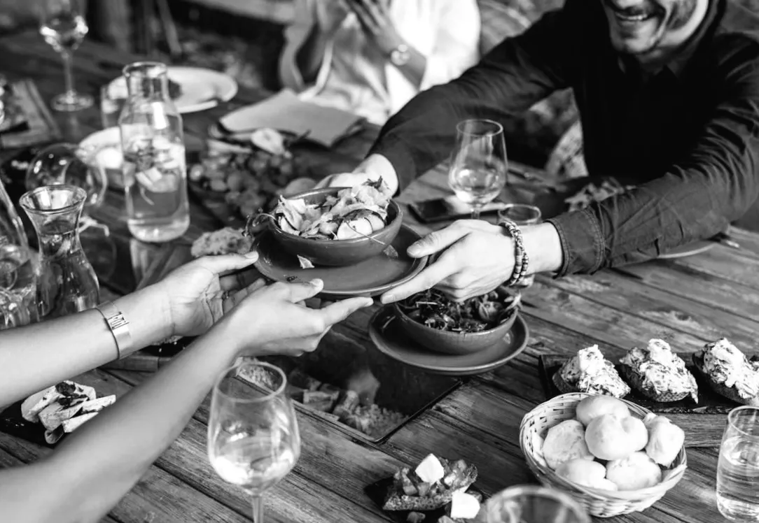 Майже всі повторюють це щодня: звичка в ресторані, яка підриває серце