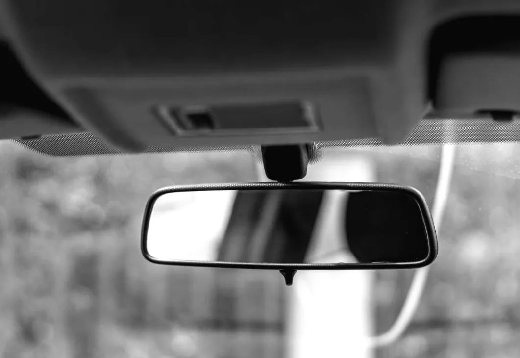 У дзеркалі заднього виду авто ховається таємна кнопка: що вона робить насправді