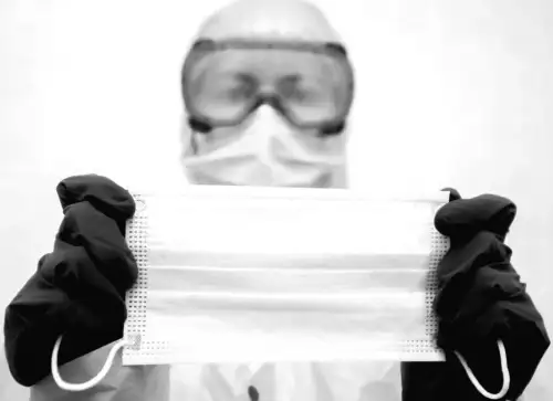 "Броди після обстрілу: дим, різкий запах і закриті школи — мешканців просять залишатися вдома"