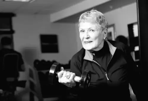 Вчені розкрили секрет найефективнішої вправи для спалювання жиру у людей похилого віку