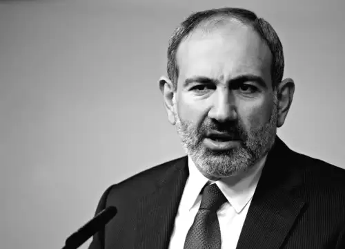 Прем'єр Арменії відкрив таємниці музичного світу власним гуртом