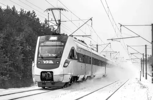 Небезпечні ділянки на шляхах: частину поїздів Укрзалізниці замінять автобусами