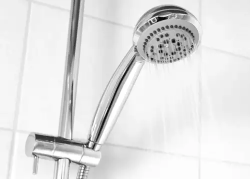 Наліт на душовій лійці без оцту: секрети швидкого очищення, про які мало хто знає